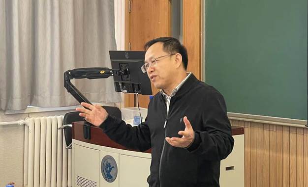 男人站在镜子前低可信度描述已自动生成 男人站在镜子前低可信度描述已自动生成